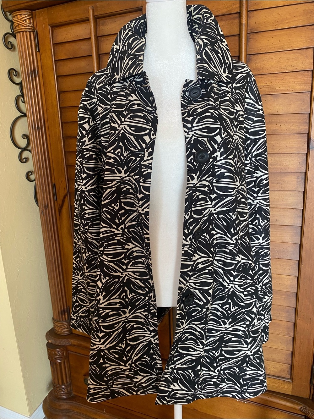 Chico's Black & White Abstract Print Swim Cover-Up Jacket